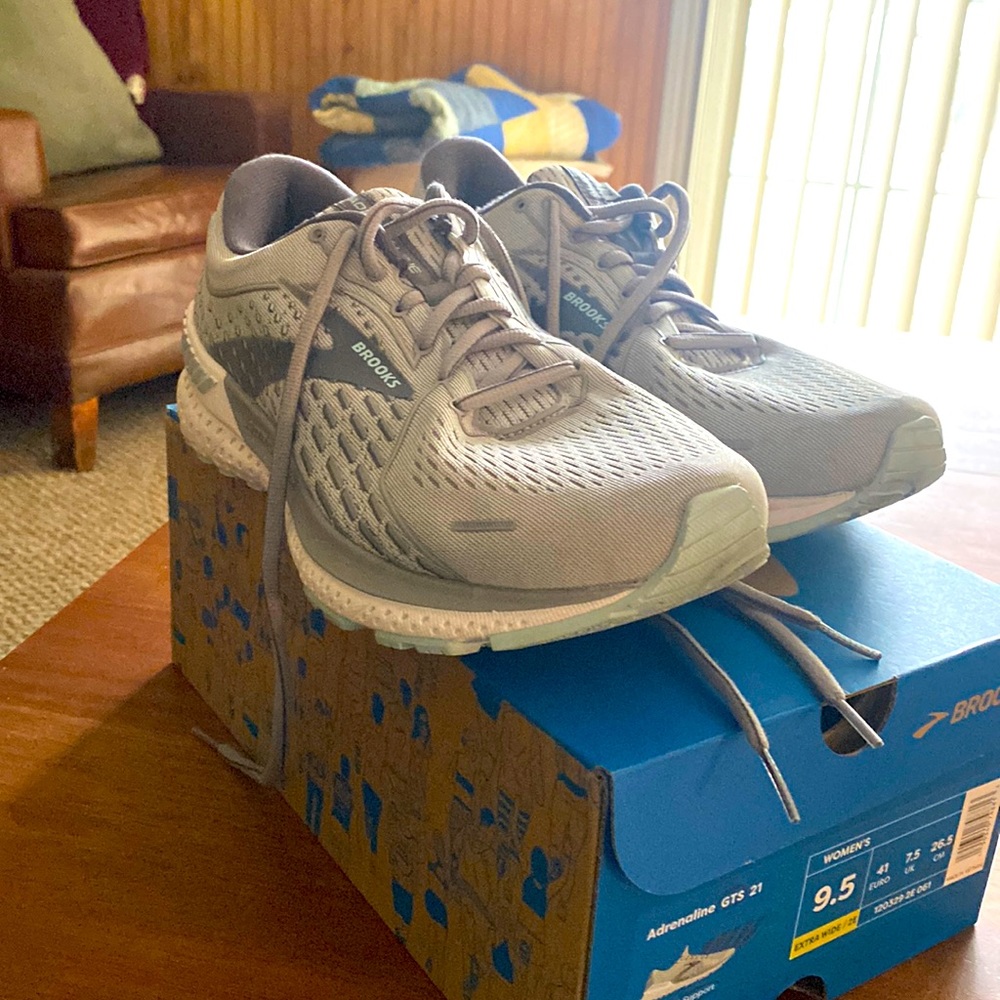 Brooks Adrenaline 21 -EUC - 9.5 extra wide
